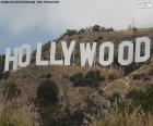 Знаменитый знак Голливуда, расположенный на холме, известном как Маунт-Ли, в районе Голливуд-Хиллз в Лос-Анджелесе, Калифорния